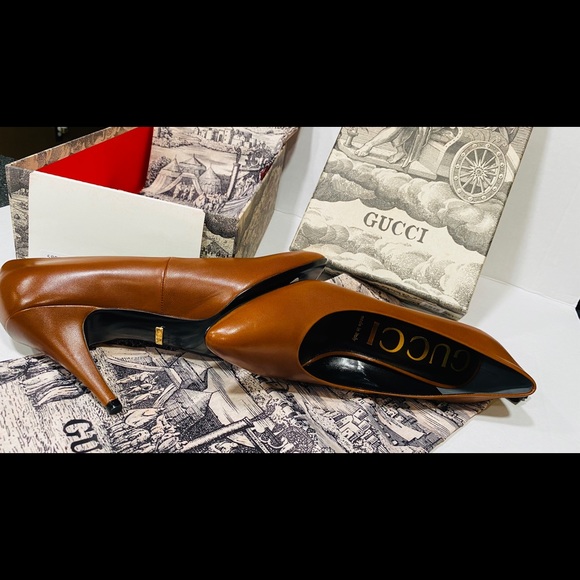 Gucci Bianca Pointed Toe Pumps. - Picture 11 of 16